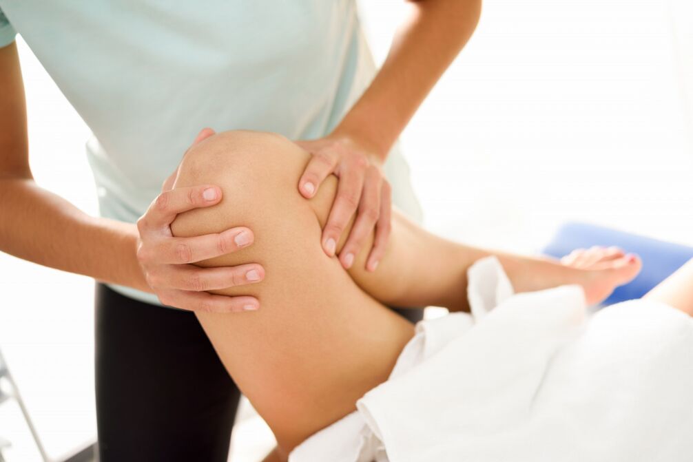 A szakember a terápiás masszázst térd arthrosisával készíti