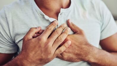 A mellkasi osteochondrosis egyik tünete a fájdalom a mellkas területén